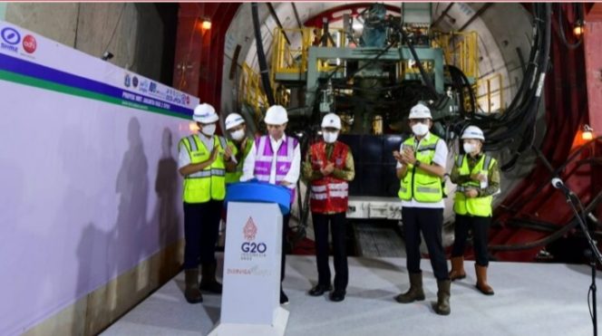 
					Ket foto: Presiden Joko Widodo memberikan sambutan saat peluncuran Tunnel Boring Machine (TBM) MRT Jakarta Fase 2A di Stasiun MRT Bundaran HI, Jakarta, pada Kamis, 24 Februari 2022. Foto: BPMI Setpres