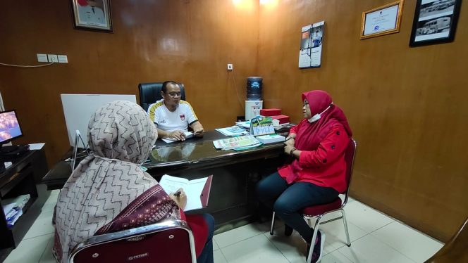 
					Camat Elfian saat menerima pengaduan istri JS