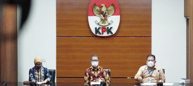 
					Ket foto: Koordinator Ketua Pansel Supranawa Yusuf secara daring dan Anggota Pansel Adrianus Meliala yang hadir secara langsung di Gedung Merah Putih KPK, Jumat (18/3/2022). (HumKPK)