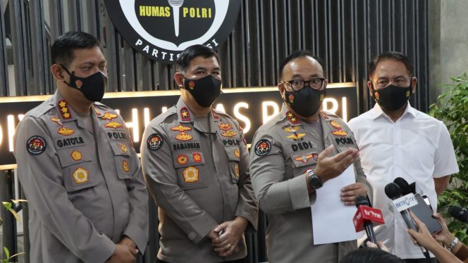 
					Ket foto: Kadiv Humas Polri Irjen Dedi Prasetyo (dua dari kanan) kepada wartawan, dikutip Rabu (2/3/2022). (DivHumPol)