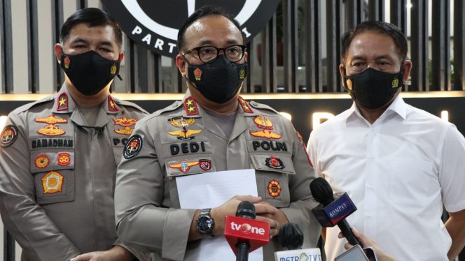 
					Ket foto: Kadiv Humas Polri Irjen Pol Dedi Prasetyo (tengah) dalam keterangannya, Rabu (2/3/2022). (DivHumPol)