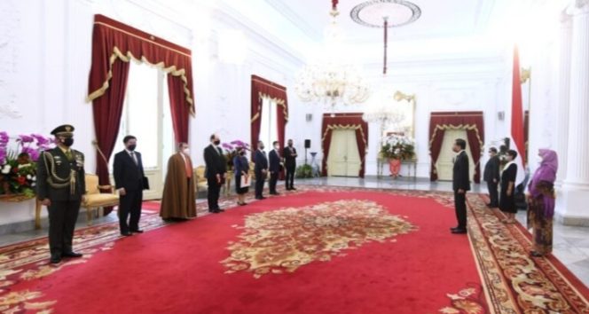 
					Ket foto: Presiden Joko Widodo didampingi Ibu Iriana Joko Widodo menerima surat kepercayaan dari enam duta besar luar biasa dan berkuasa penuh (LBBP) negara-negara sahabat di Ruang Kredensial, Istana Merdeka, Jakarta, pada Rabu, 2 Maret 2022. Foto: BPMI Setpres