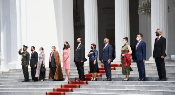 
					Ket foto: Enam duta besar negara-negara sahabat mendengarkan lagu kebangsaan Indonesia Raya di tangga Istana Merdeka, Jakarta, pada Rabu, 2 Maret 2022, selepas menyerahkan surat kepercayaan kepada Presiden Joko Widodo. Foto: BPMI Setpres/Lukas