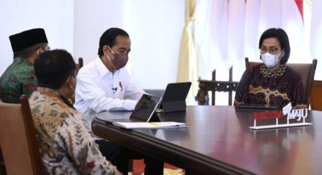 
					Ket foto: Presiden Joko Widodo melaporkan Surat Pemberitahuan (SPT) Tahunan Pajak Penghasilan (PPh) melalui aplikasi daring e-filing di Istana Kepresidenan Bogor, Jawa Barat, pada Jumat, 4 Maret 2022. Foto: BPMI Setpres