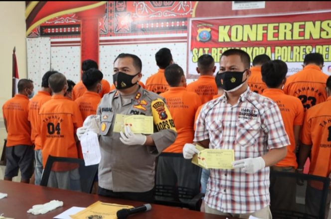 
					Ket foto: Kapolres Pelabuhan Belawan AKBP Faisal Rahmat H.S., SIK, SH, MH, dalam konferensi pers yang dilaksanakan Rabu (9/3/2022) di Aula Polres Pelabuhan Belawan, Sumatra Utara (Sumut).