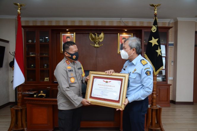 
					Ket foto: Kapolda Kepri Irjen Pol Dr. Aris Budiman M.Si, menerima Audiensi dan Silaturahmi dari Kepala Imigrasi Batam, Subki Miuldi, S.Kom, M.H.