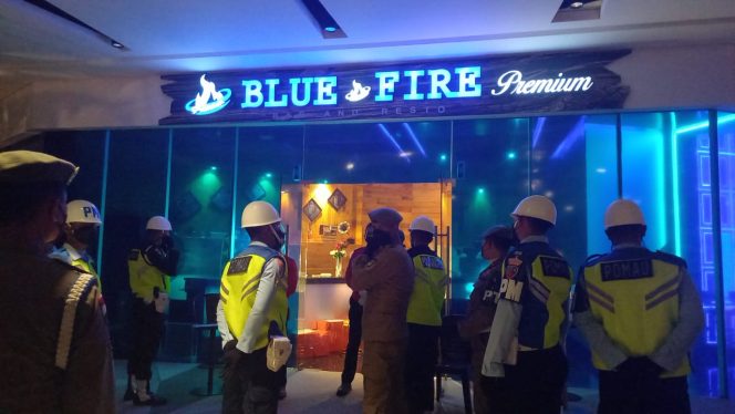 
					Dansatpom Lanut Hang Nadim Pimpin Personil Gabungan Satuan Sat Pom Laksanakan Razia Gabungan Di Tempat Hiburan Malam