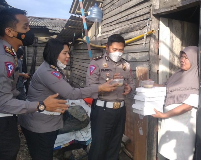 
					Peduli Warga Kurang Mampu, Dirlantas Polda Sumbar Berbagi Takjil