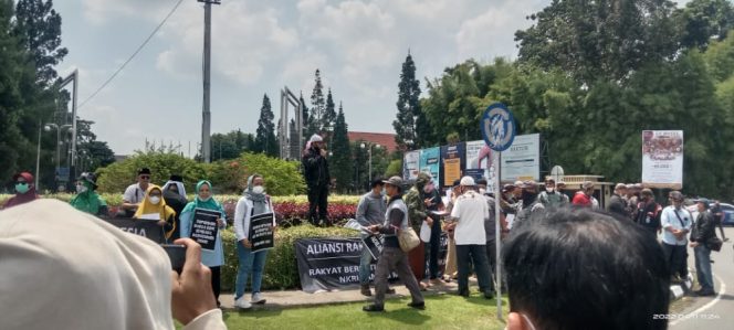 
					Naik Mobil Komando, Ketua DPRD Sumut Baskami Ginting Temui Demonstran