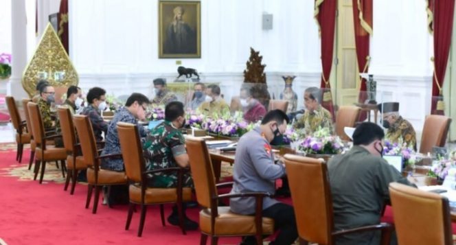 
					Ket foto: Presiden Joko Widodo memimpin rapat terbatas di Istana Merdeka, Jakarta, pada Senin, 18 April 2022. Foto: BPMI Setpres/Muchlis Jr.