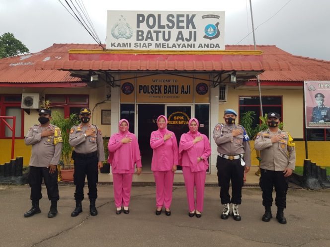 
					Polsek Batu Aji Berbagi Takjil Kepada Masyarakat Pengendara Bermotor