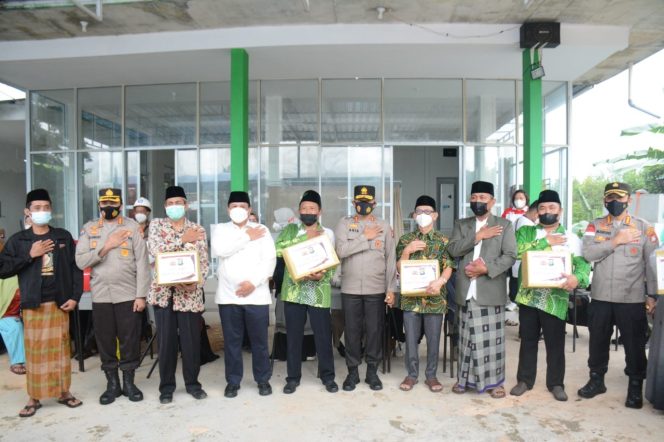 
					Polda Kepri Tinjau Program 1 Juta Vaksinasi Serenatak Di Kantor Majelis Wakil Cabang Nahdlatul Ulama Tanjung Sengkuang