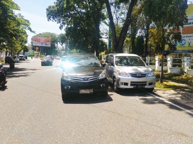 
					Parkir Sembarangan di Kawasan DPRD Sumbar-Kemenhumkam Picu “Macet”