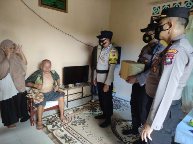 
					Polsek Belakang Padang Beri Bantuan Sosial Kepada Masyarkat Yang Tidak Mampu Dan Warga Yang Menderita Penyakit Lumpuh