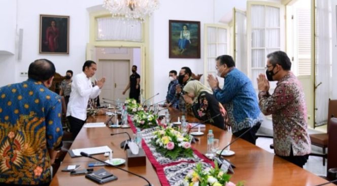 
					Ket foto: Presiden Joko Widodo menerima Ikhtisar Hasil Pemeriksaan Semester (IHPS) II Tahun 2021 yang disampaikan Badan Pemeriksa Keuangan (BPK) Republik Indonesia, pada Jumat, 3 Juni 2022, di Istana Kepresidenan Bogor. Foto: BPMI Setpres/Muchlis Jr.