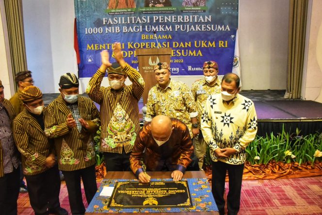 
					Menkop Dan UKM Bagikan 1.000 NIB, Bupati: UMKM Berperan Berikan Kontribusi PDRB