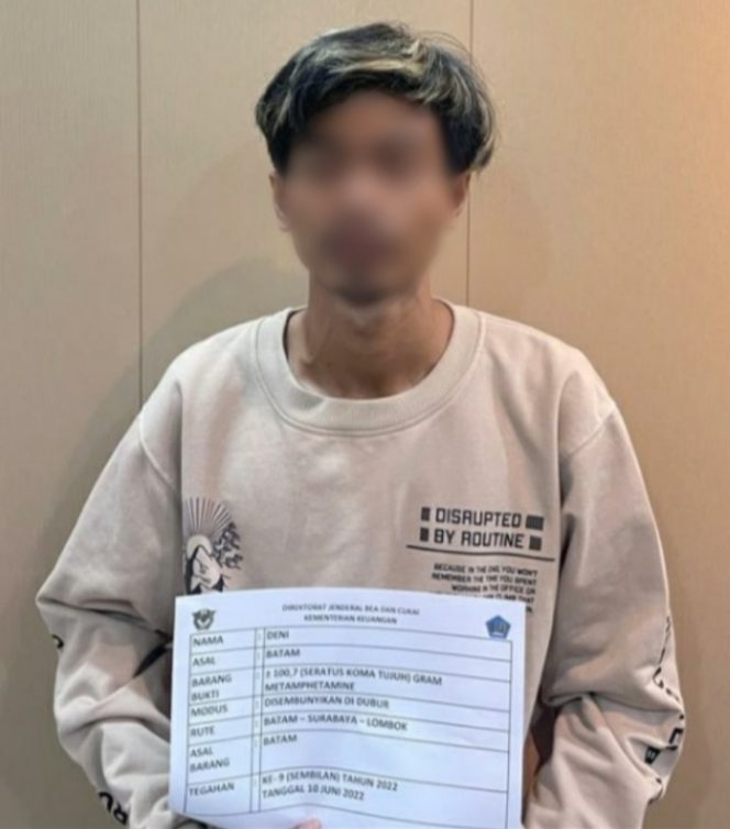 
					Ket foto: Tersangka, berinisial DN (30), diduga membawa narkoba jenis Methamphetamine sebanyak 2 (dua) paket dengan jumlah total berat 100,7 gram.