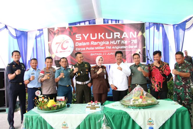 
					Hut Polisi Militer Ke-76, Kapolresta Barelang Dan Jajaran Beri Kejutan