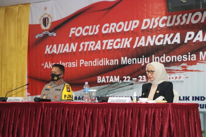 
					Ket foto: Kapolda Kepri Irjen Pol Dr. Aris Budiman, MSi (kiri) dan Deputi Pengkajian Strategik Lemhanas RI Prof. Dr. Ir. Reni Mayerni, M.P (kanan), Rabu (22/06/2022).