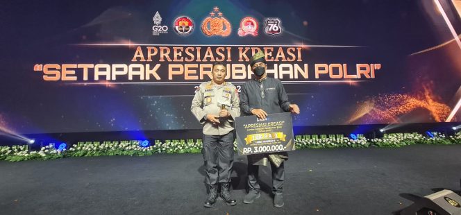 
					Ket foto: Kabid Humas Polda Kepri Kombes Pol Harry Goldenhardt S, SIK, M.Si (kiri) dan Andi Suryanto yang berhasil meraih juara ketiga dalam lomba Kategori Fotografi Umum (kanan), Rabu (22/6/2022).
