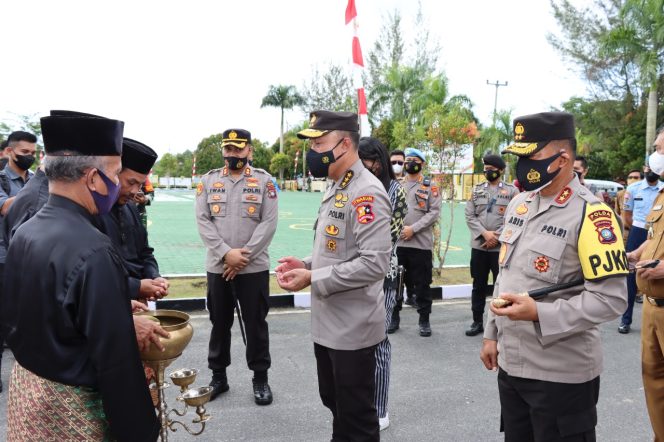 
					Irwasum Polri Tanda Tangani Prasasti Peresmian Polsek Pulau Laut Dan Polsubsektor Pulau Tiga