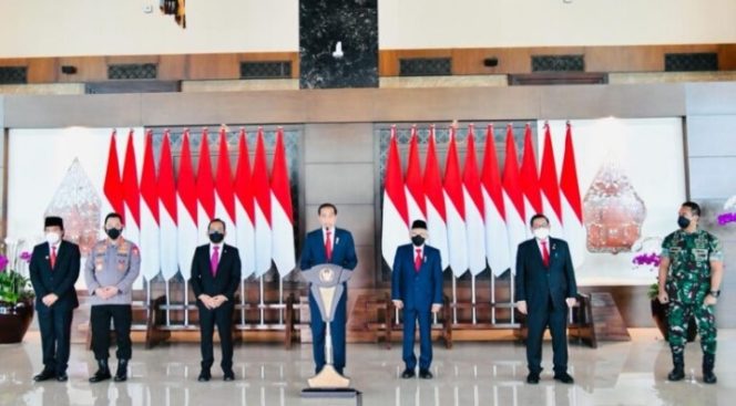 
					Ket foto: Presiden Joko Widodo menyampaikan keterangan di Bandara Internasional Soekarno-Hatta, Tangerang, Minggu, 26 Juni 2022, sebelum lepas landas menuju Munich, Jerman. Foto: BPMI Setpres/Laily Rachev.
