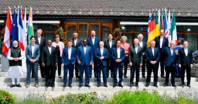 
					Ket foto: Presiden Joko Widodo berfoto bersama dengan para pemimpin negara-negara G7 pada KTT G7 yang digelar di Schloss Elmau, Jerman, pada Senin, 27 Juni 2022. Foto: BPMI Setpres/Laily Rachev.