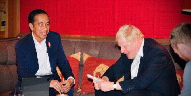 
					Ket foto: Presiden Joko Widodo bertemu dengan PM Inggris Boris Johnson di sela-sela pelaksanaan G7 di Elmau, Senin, 27 Juni 2022. Foto: BPMI Setpres/Laily Rachev.
