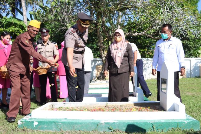 
					Kapolres Karimun Pimpin Ziarah Makam Pahlawan Dan Upacara Tabur Bunga Dalam Rangka Hari Bhayangkara Ke-76