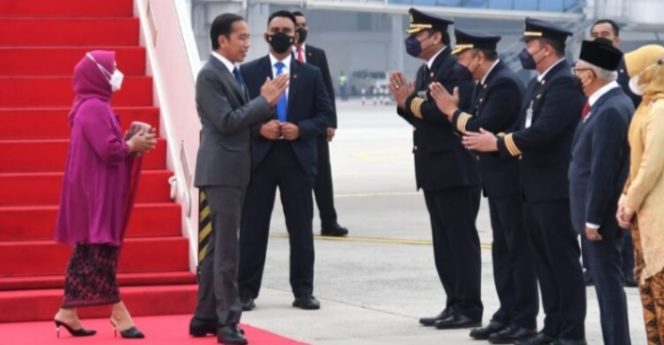 
					Ket foto: Presiden Joko Widodo dan Ibu Iriana Joko Widodo beserta rombongan tiba di Bandara Internasional Soekarno-Hatta, Tangerang, Banten, pada Sabtu, 2 Juli 2022. Foto: BPMI Setpres/Lukas.