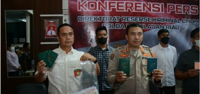 
					Ket foto: Kabid Humas Polda Kepri Kombes Pol Harry Goldenhardt S, SIK, M.Si (kanan) dan Dir Reskrimum Polda Kepri Kombes Pol. Jefri Ronald Parulian Siagian, SIK, M.Si (kiri).