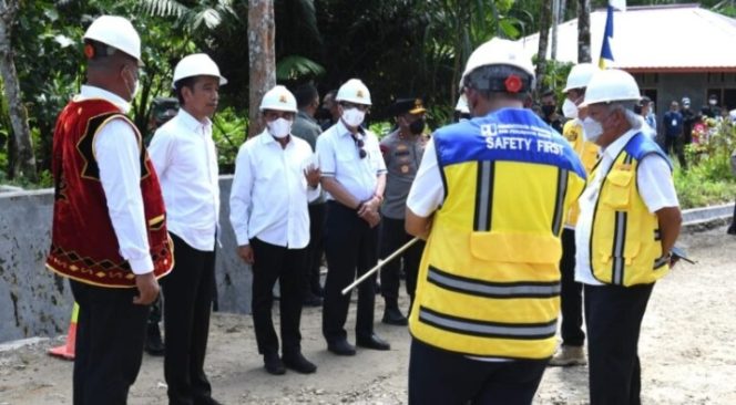 
					Ket foto: Presiden Joko Widodo meninjau proyek peningkatan struktur jalan Laehuwa-Ombolata-Tumula-Faekhuna’a di Kabupaten Nias Utara, Provinsi Sumatra Utara, pada Rabu, 6 Juli 2022. Foto: BPMI Setpres/Kris