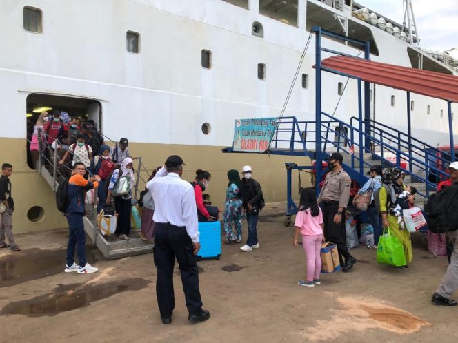 
					Lonjakan Penumpang Kapal Kelud, Personil Polsek Kawasan Pelabuhan Batam Berikan Pengamanan