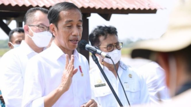 
					Ket foto: Presiden Joko Widodo memberikan keterangannya seusai meninjau Balai Besar Penelitian Tanaman Padi (BBPadi) di Kabupaten Subang, Provinsi Jawa Barat, Selasa, 12 Juli 2022. Foto: BPMI Setpres/Muchlis Jr.