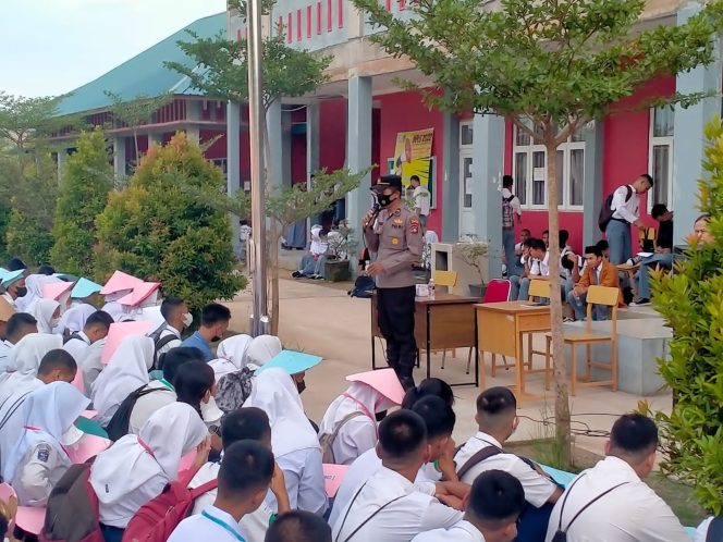 
					Polsek Sekupang Berikan Penyuluhan Bahaya Kenakalan Remaja Kepada Siswa/Siswi SMAN 27 Sekupang
