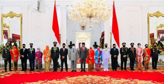 
					Ket foto: Ket foto: Presiden Joko Widodo berfoto bersama dengan para peraih Adhi Makayasa dan orang tua mereka di Istana Merdeka, Jakarta, pada Kamis, 14 Juli 2022. Foto: BPMI Setpres/Laily Rachev.