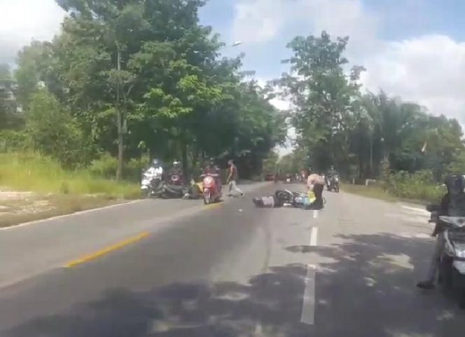 
					Tumpahan Oli Di Jalan Mengakibatkan Beberapa Pengendara Motor Tergelincir Beruntun
