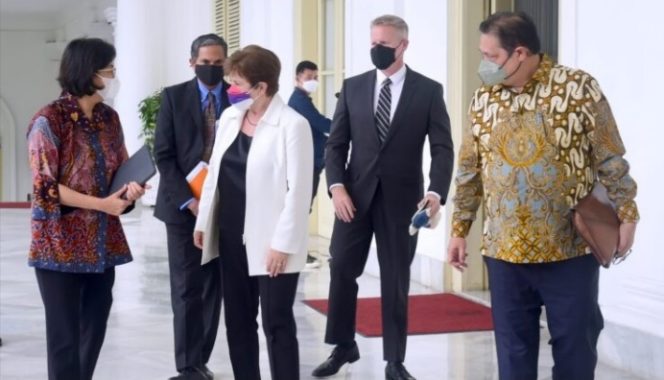 
					Ket foto: Menteri Keuangan Sri Mulyani tampak berbincang dengan Direktur Pelaksana IMF Kristalina Georgieva di Istana Kepresidenan Bogor, pada Minggu, 17 Juli 2022. Foto: BPMI Setpres/Muchlis Jr.