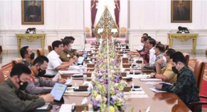 
					Ket foto: Presiden Joko Widodo memimpin rapat terbatas di Istana Merdeka, Jakarta, pada Senin, 18 Juli 2022. Foto: BPMI Setpres/Lukas.