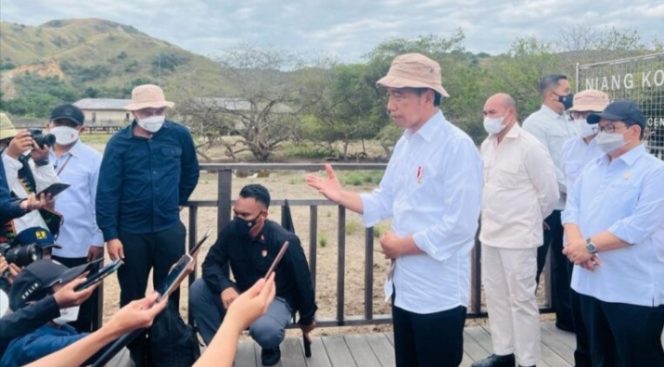 
					Ket foto: Presiden Joko Widodo menyampaikan keterangannya di Pulau Rinca, Taman Nasional Komodo, Kabupaten Manggarai Barat, Provinsi Nusa Tenggara Timur, pada Kamis, 21 Juli 2022. Foto: BPMI Setpres/Laily Rachev.