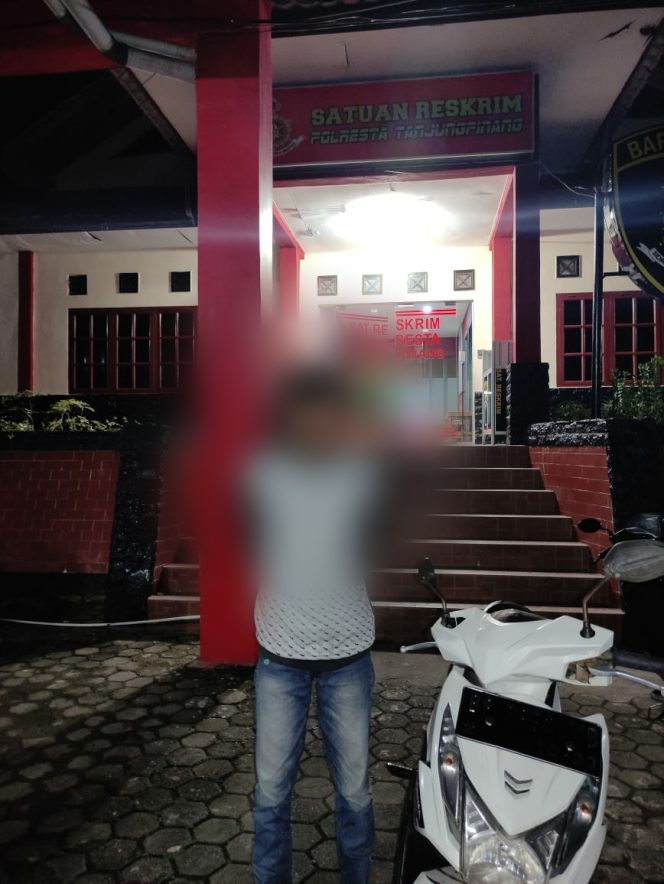 
					Ket foto: Terduga pelaku penggelapan berinisial K dan barang bukti 1 (satu) unit sepeda motornya.