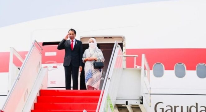 
					Ket foto: Presiden Joko Widodo didampingi Ibu Iriana Joko Widodo bertolak menuju Beijing, Republik Rakyat Tiongkok (RRT) pada Senin, 25 Juli 2022, untuk memulai rangkaian kunjungan luar negeri ke tiga negara di kawasan Asia Timur. Foto: BPMI Setpres/Laily Rachev.