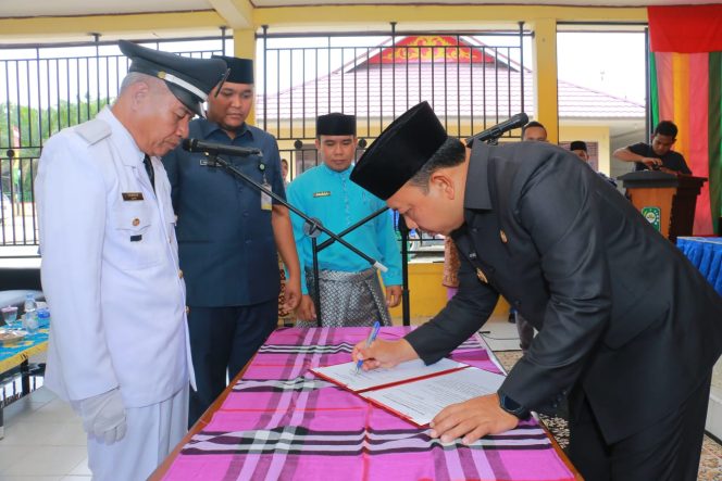 
					Wabup Siak Husni Merza,  Lantik Tamrin Sebagai Pejabat Penghulu Kampung Adat Lubuk Jering
