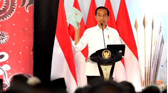 
					Ket foto: Presiden Joko Widodo menyerahkan sertifikat tanah untuk rakyat di Gelora Delta, Kabupaten Sidoarjo, pada Senin, 22 Agustus 2022. Foto: BPMI Setpres/Rusman.