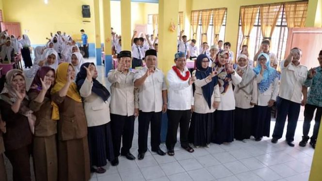 
					Pelaksana Tugas Wali Kota H. Waris Tholib Menghadiri Acara Santunan Anak Yatim di SMP Negeri 1 Tanjungbalai