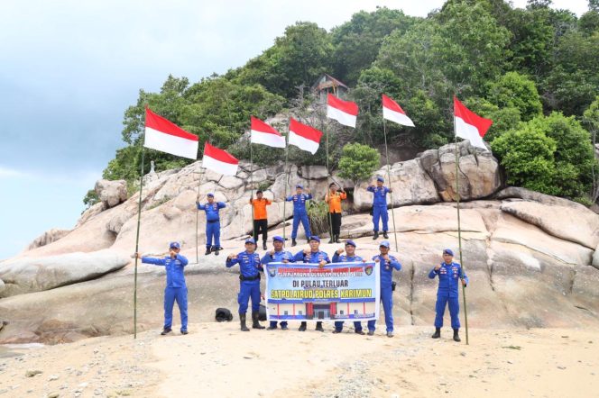 
					HUT RI Ke-77 Polairud Polres Karimun Kibarkan Bendera Di Pulau Terluar Indonesia
