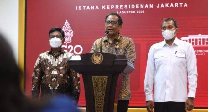 
					Ket foto: Menteri Koordinator Bidang Politik, Hukum, dan Keamanan (Menko Polhukam) Mahfud Md., menyampaikan keterangannya selepas mengikuti rapat internal yang membahas RKUHP yang dipimpin Presiden Joko Widodo di Istana Merdeka, Jakarta, Selasa, 2 Agustus 2022. Foto: BPMI Setpres/Lukas.