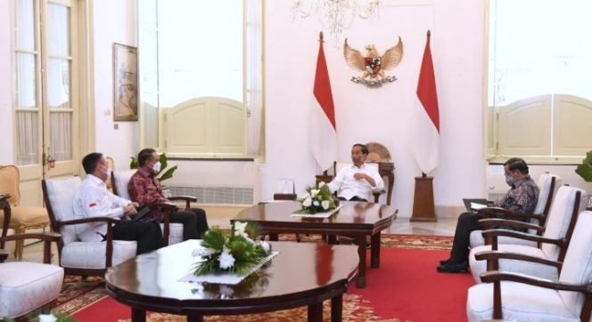 
					Ket foto: Presiden Joko Widodo menerima Menteri Pemuda dan Olahraga Zainudin Amali dan Ketua Umum PSSI Mochamad Iriawan di Istana Merdeka, Jakarta, Rabu, 3 Agustus 2022. Foto: BPMI Setpres/Lukas