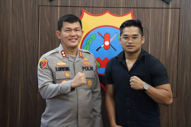 
					Ket foto: Kapolres Simalungun AKBP Ronald F.C Sipayung, SH, SIK, MH (kiri) dan saat menerima Audiensi dari Motivator Pemuda Kabupaten Simalungun Atlet Beladiri Jeka Asparido Saragih (kanan).