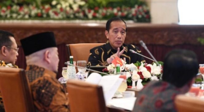 
					Ket foto: Presiden Joko Widodo melakukan pertemuan dengan para pimpinan lembaga negara di Istana Negara, Jakarta, pada Jumat, 12 Agustus 2022. Foto: BPMI Setpres/Lukas.